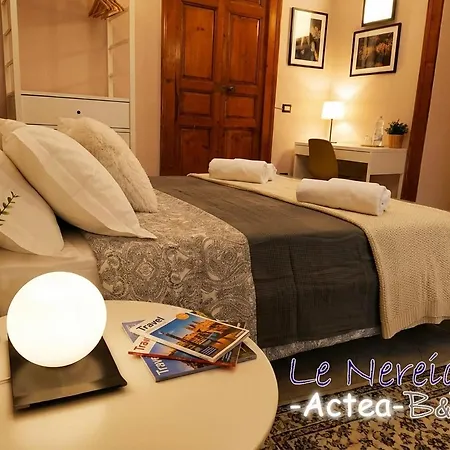 לינה וארוחת בוקר Le Nereidi Centro 4*